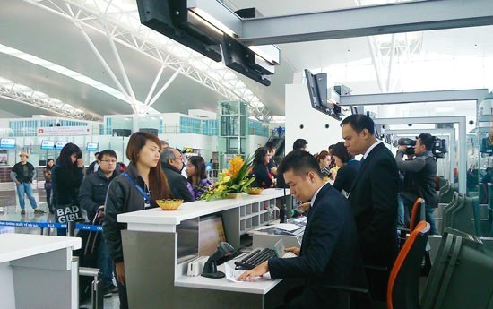 The first passengers do check-in procedures at T2 Terminal (Photo: SGGP) Related article: Noi Bai Airport’s new terminal ready to open next week The first passengers do check-in procedures at T2 Terminal (Photo: SGGP) Related article: Noi Bai Airport’s new terminal ready to open next week